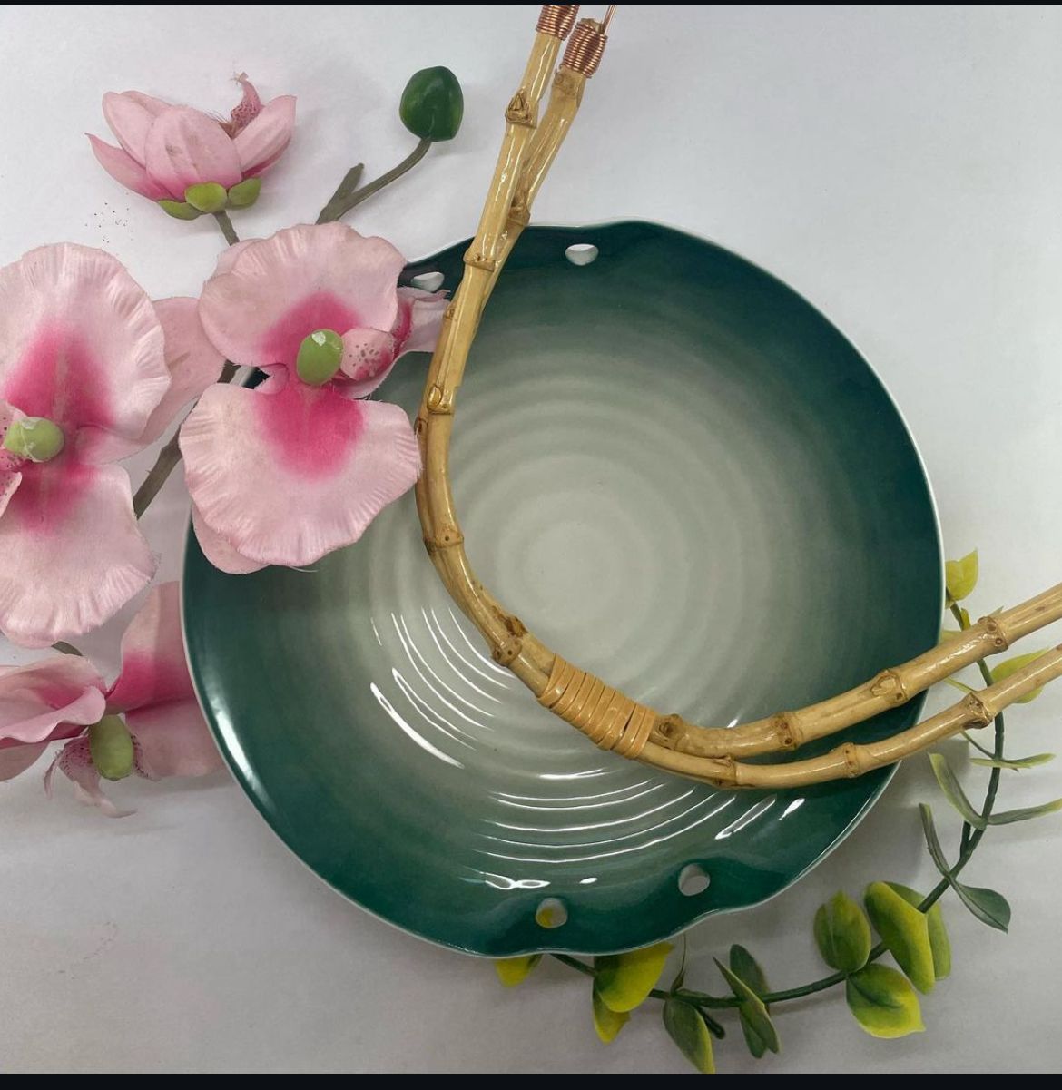 PORCELAIN FRUITBOWL WITH WOOD HANDLE