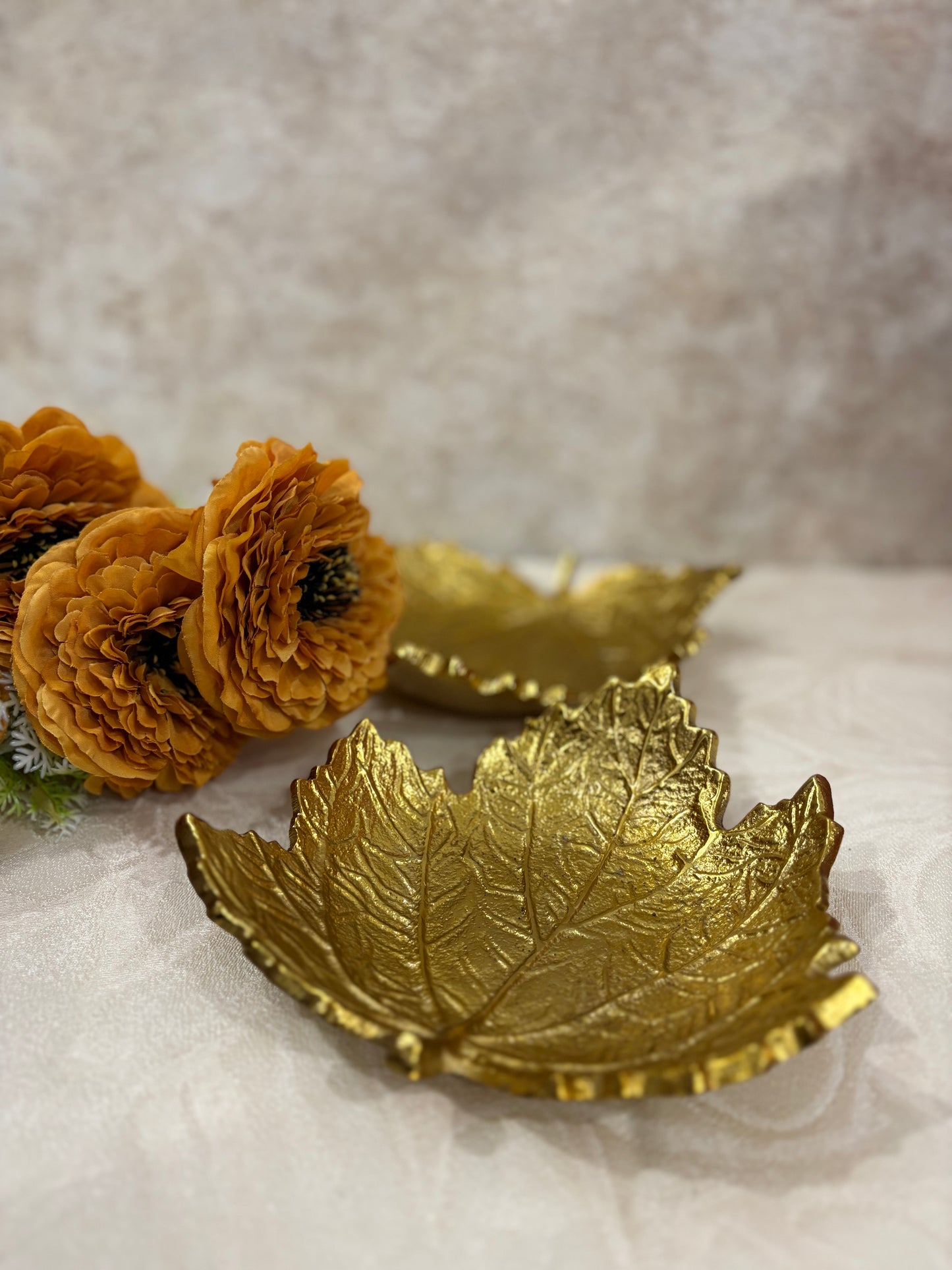 METAL GOLDEN MAPLE LEAF PLATE