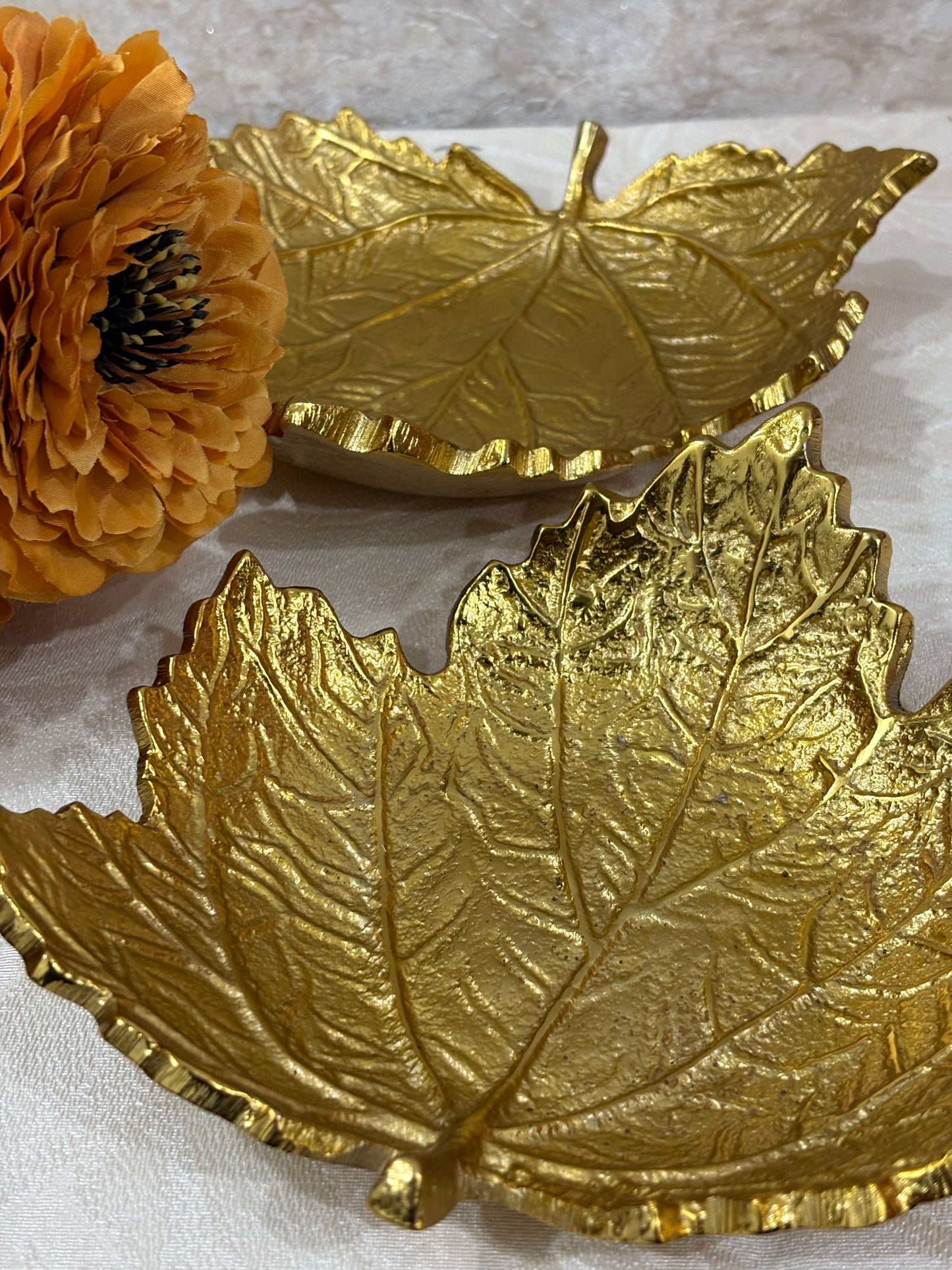 METAL GOLDEN MAPLE LEAF PLATE