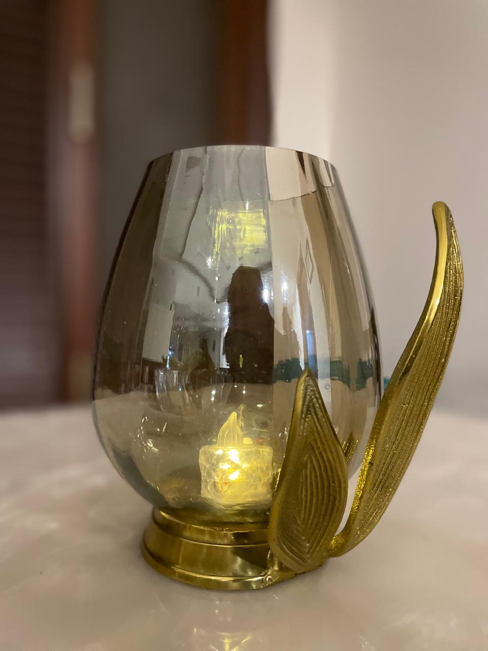 LEAF HURRICANE GLASS SHOWPIECE